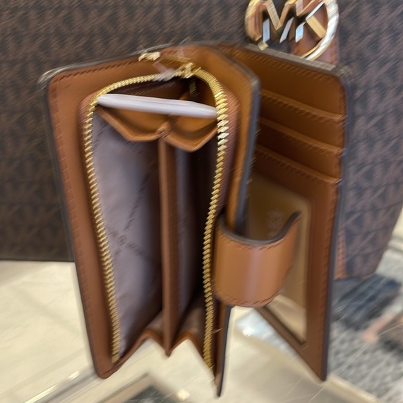 MICHAEL KORS
Medium Signature Logo Wallet 
Brown
NWT - Picture 11 of 16